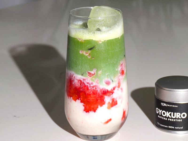 MATCHA LATTE GLACÉ À LA FRAISE