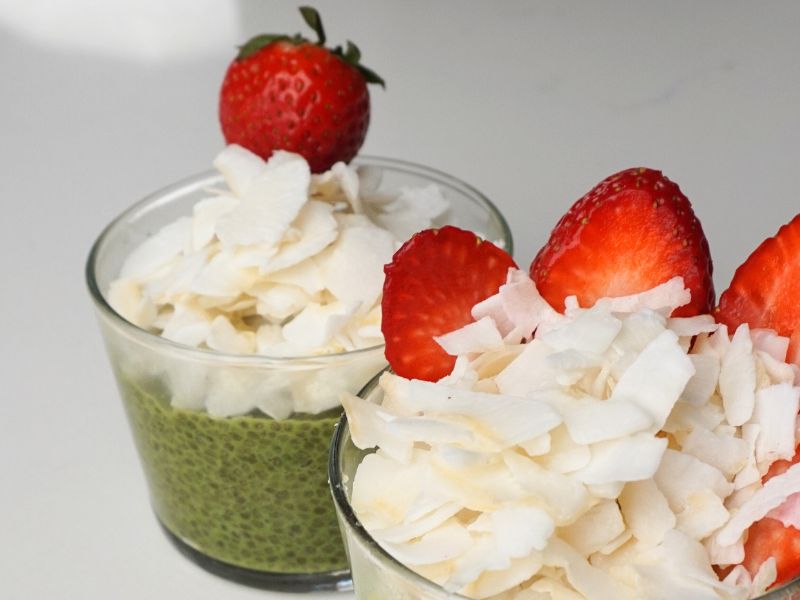 PUDDING DE CHIA AU MATCHA ET À LA FRAISE - SAIN ET GOURMAND